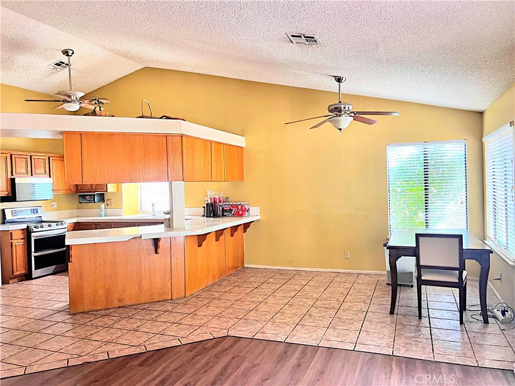 4544 Sungate Drive N, Palmdale, California 93551 home-pic-24